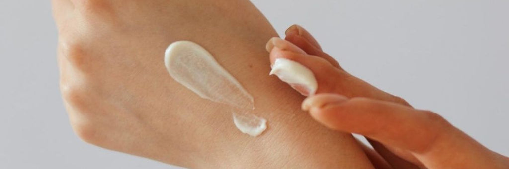 oi_kalyteres_kremes_mayrismatos_gia_anoixtoxrwmo_derma_blog_post_bodyshine